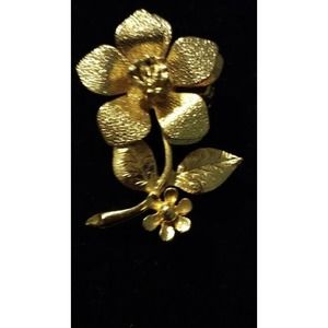 FLOWER GOLD COLOR METAL BROOCH PIN FINE DETAILS ON THE‎ FLOWER AND LEAVES